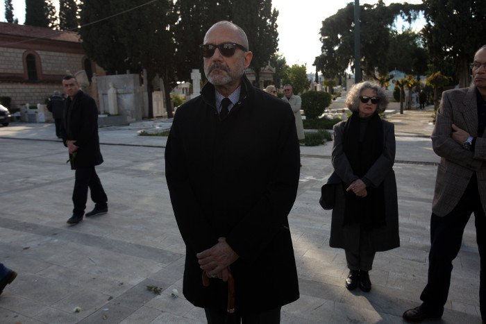 Aναγνώστες που τον λάτρεψαν, διανοούμενοι, πολιτικοί, φίλοι και συγγενείς στο τελευταίο αντίο στον Μένη Κουμανταρέα [εικόνες] | iefimerida.gr 3