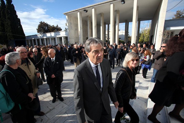 Aναγνώστες που τον λάτρεψαν, διανοούμενοι, πολιτικοί, φίλοι και συγγενείς στο τελευταίο αντίο στον Μένη Κουμανταρέα [εικόνες] | iefimerida.gr 4