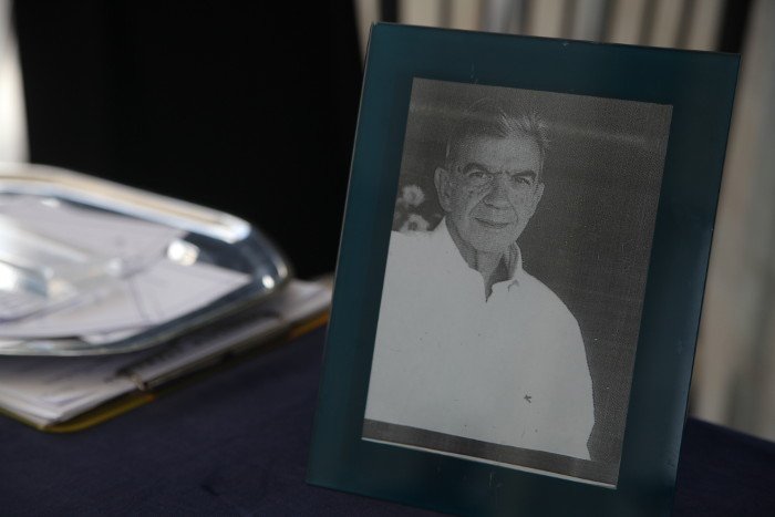Aναγνώστες που τον λάτρεψαν, διανοούμενοι, πολιτικοί, φίλοι και συγγενείς στο τελευταίο αντίο στον Μένη Κουμανταρέα [εικόνες] | iefimerida.gr 5