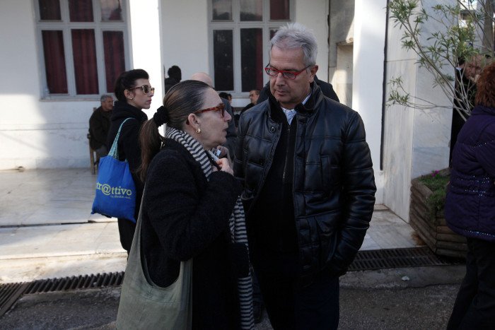 Aναγνώστες που τον λάτρεψαν, διανοούμενοι, πολιτικοί, φίλοι και συγγενείς στο τελευταίο αντίο στον Μένη Κουμανταρέα [εικόνες] | iefimerida.gr 6