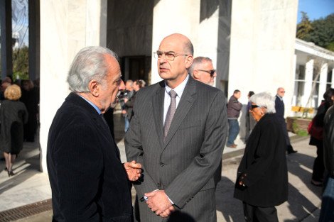 Aναγνώστες που τον λάτρεψαν, διανοούμενοι, πολιτικοί, φίλοι και συγγενείς στο τελευταίο αντίο στον Μένη Κουμανταρέα [εικόνες] | iefimerida.gr 7