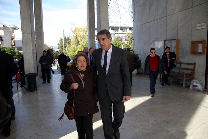 Aναγνώστες που τον λάτρεψαν, διανοούμενοι, πολιτικοί, φίλοι και συγγενείς στο τελευταίο αντίο στον Μένη Κουμανταρέα [εικόνες] | iefimerida.gr 8