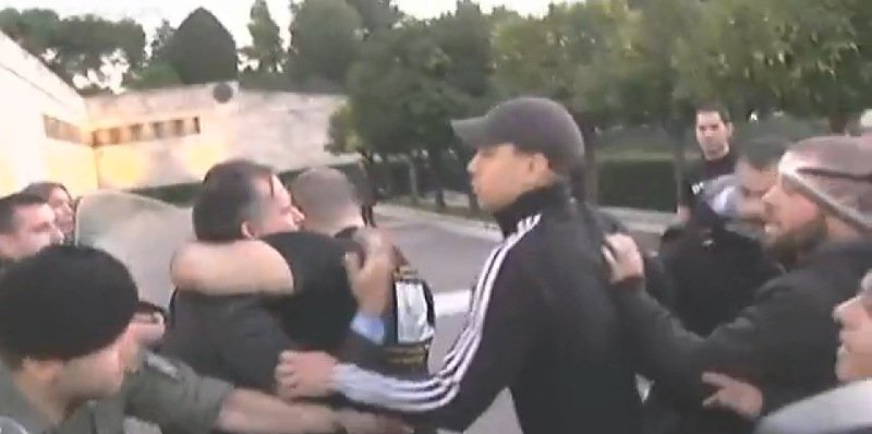 Αυτός έριξε γροθιά στον βουλευτή της ΝΔ Γιώργο Κουμουτσάκο [εικόνες & βίντεο] | iefimerida.gr 0