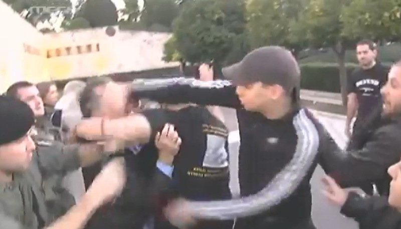 Αυτός έριξε γροθιά στον βουλευτή της ΝΔ Γιώργο Κουμουτσάκο [εικόνες & βίντεο] | iefimerida.gr 1