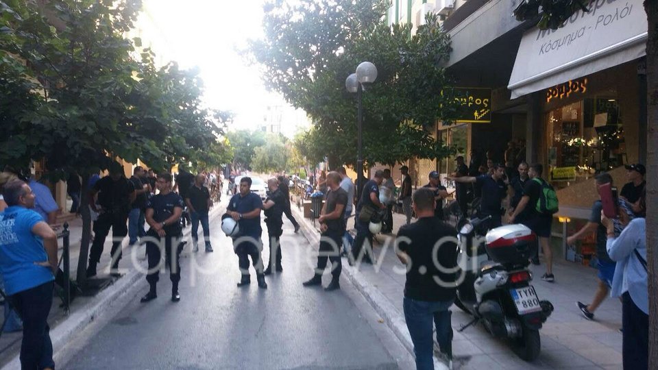 Χανιά: Οπαδοί των ΑΝΕΛ κατά Κουντουρά: «Προδότες, ξεφτιλισμένοι, όλα για την καρέκλα» [βίντεο] | iefimerida.gr 1