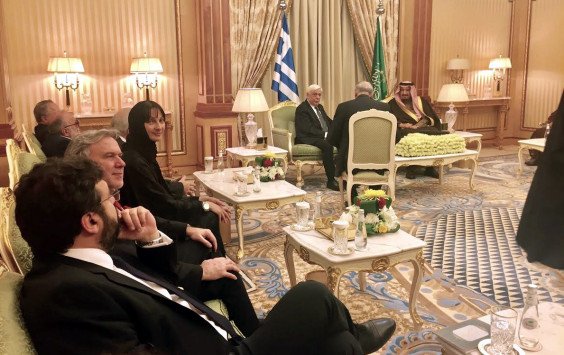 Η Ελενα Κουντουρά με μαντίλα στη Σαουδική Αραβία -Εξηγεί γιατί τη φόρεσε [εικόνες] | iefimerida.gr 0