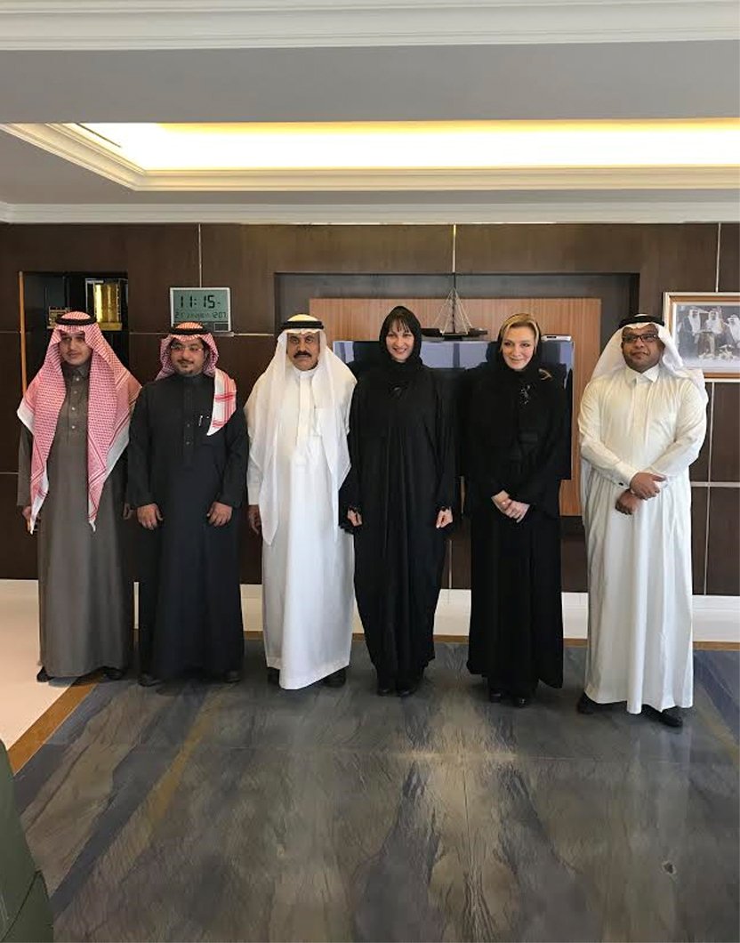 Η Ελενα Κουντουρά με μαντίλα στη Σαουδική Αραβία -Εξηγεί γιατί τη φόρεσε [εικόνες] | iefimerida.gr 1