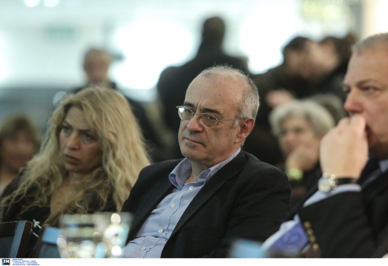 Μισή φέτα όνειρο και λίγες θρούμπες ουτοπίες – Ο Τάσος Κουράκης απαγγέλλει τα νέα του ποιήματα [εικόνες & βίντεο] | iefimerida.gr 2