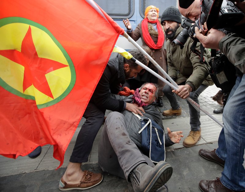 Ιταλία: Συμπλοκές Κούρδων με αστυνομικούς για την επίσκεψη Ερντογάν -1 τραυματίας [εικόνες] | iefimerida.gr 3