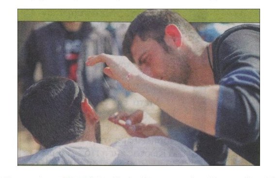 Ο κουρέας της Ειδομένης -Ξυρίζει τους πρόσφυγες με κλωστή [εικόνα] | iefimerida.gr 0