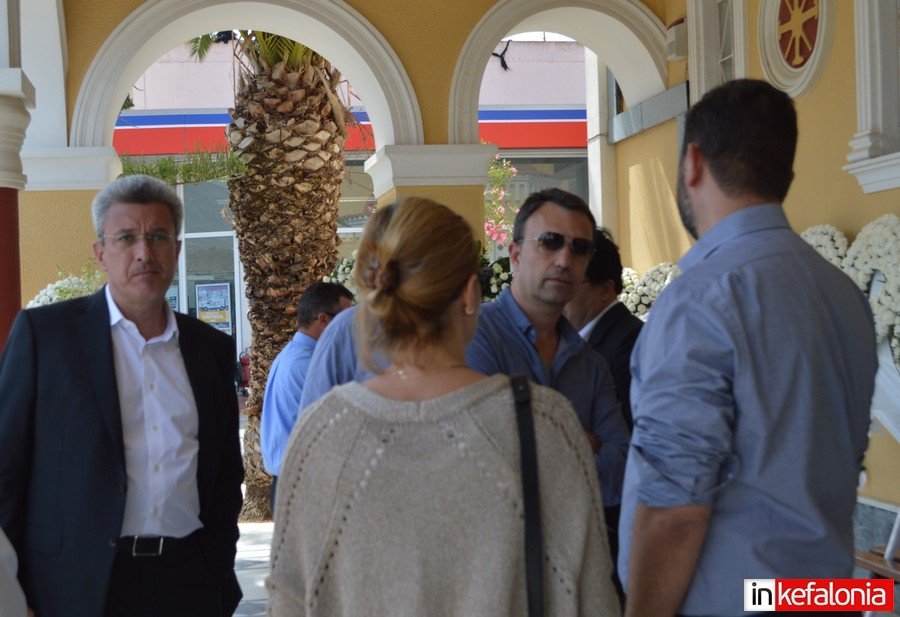 Φίλοι και συγγενείς είπαν το τελευταίο αντίο στον εκδότη Γιώργο Κουρή | iefimerida.gr 2