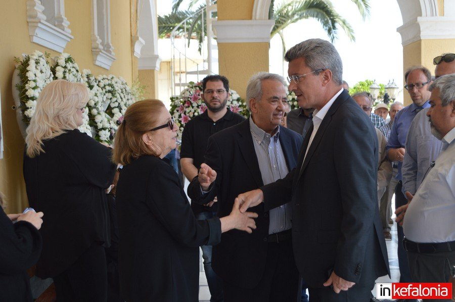 Φίλοι και συγγενείς είπαν το τελευταίο αντίο στον εκδότη Γιώργο Κουρή | iefimerida.gr 5