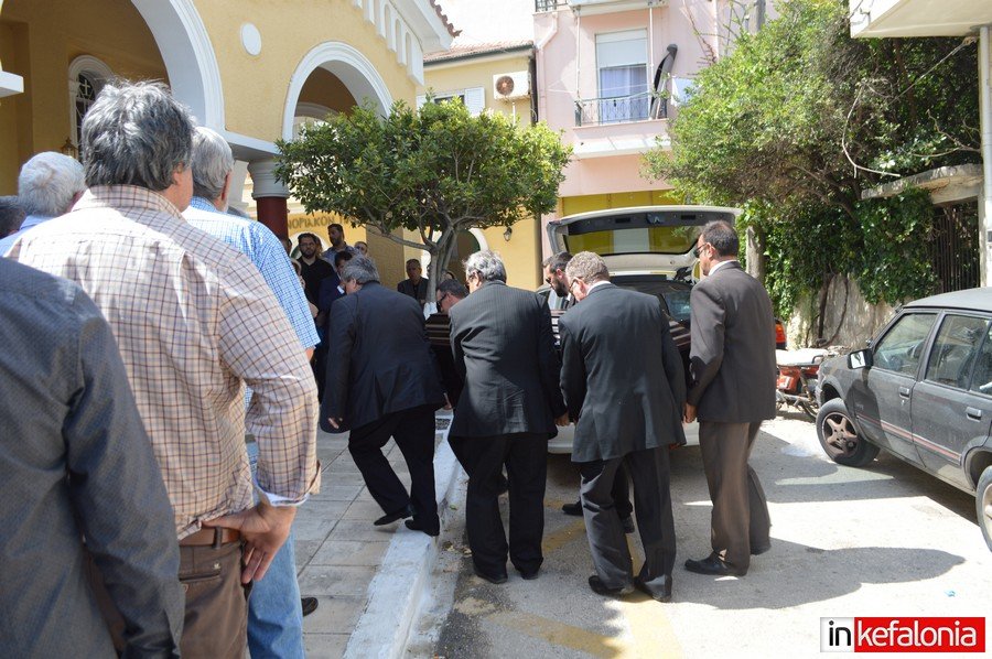 Φίλοι και συγγενείς είπαν το τελευταίο αντίο στον εκδότη Γιώργο Κουρή | iefimerida.gr 9