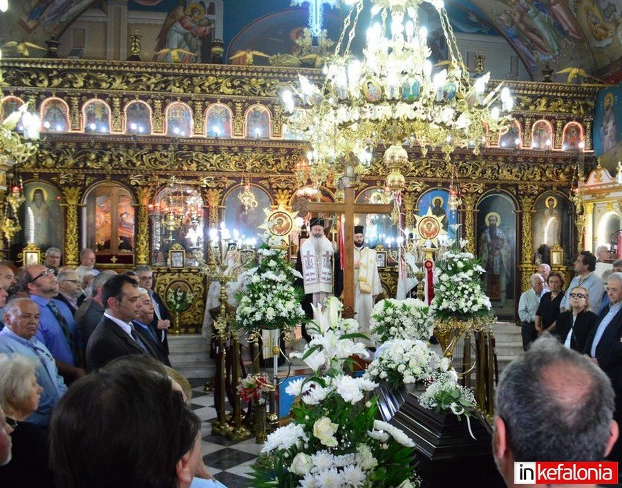 Φίλοι και συγγενείς είπαν το τελευταίο αντίο στον εκδότη Γιώργο Κουρή | iefimerida.gr 10