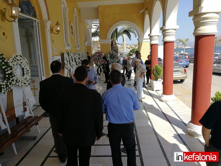 Φίλοι και συγγενείς είπαν το τελευταίο αντίο στον εκδότη Γιώργο Κουρή | iefimerida.gr 0