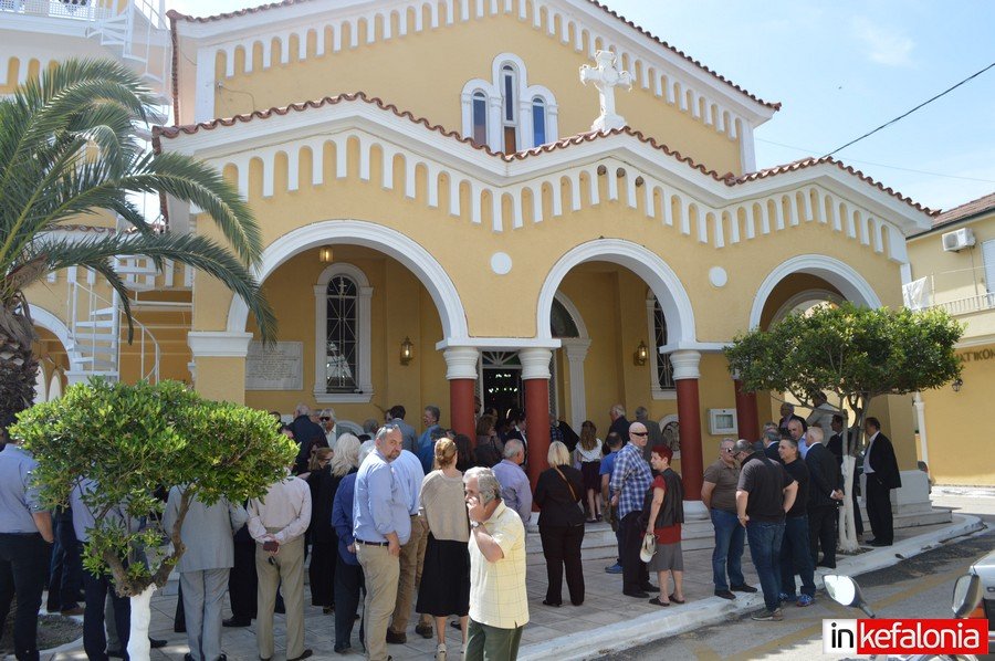 Φίλοι και συγγενείς είπαν το τελευταίο αντίο στον εκδότη Γιώργο Κουρή | iefimerida.gr 6