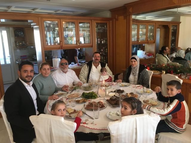 Μία οικογένεια από τη Συρία φιλοξένησε για φαγητό ο Κουρουμπλής σπίτι του [εικόνες] | iefimerida.gr 0