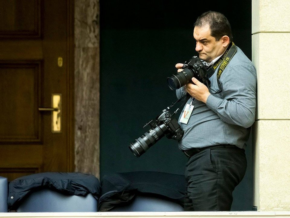 Ποιος φωτογράφισε την Μπέτυ Μπαζιάνα στη Σχολή Χιλλ; Οχι εγώ, λέει ο Βασίλης Κουτρουμάνος [εικόνες] | iefimerida.gr 0