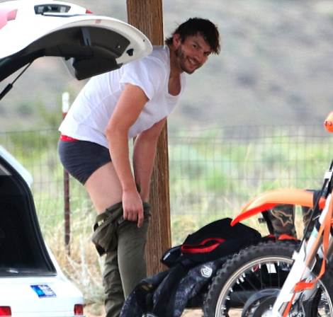 Ο Αστον Κούτσερ έβγαλε το παντελόνι του καταμεσής του δρόμου [εικόνες] | iefimerida.gr 0