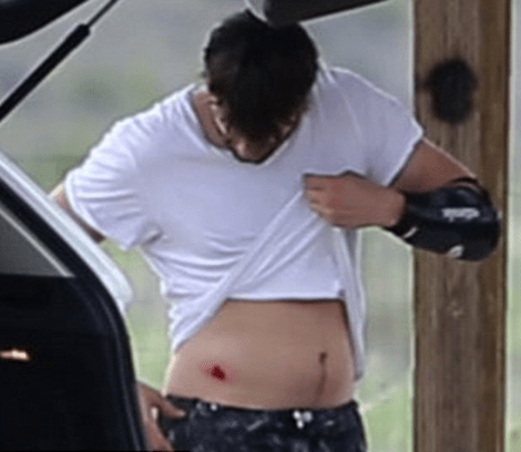 Ο Αστον Κούτσερ έβγαλε το παντελόνι του καταμεσής του δρόμου [εικόνες] | iefimerida.gr 1