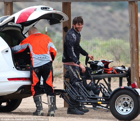 Ο Αστον Κούτσερ έβγαλε το παντελόνι του καταμεσής του δρόμου [εικόνες] | iefimerida.gr 3