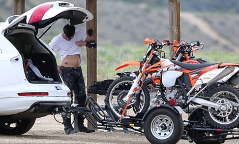 Ο Αστον Κούτσερ έβγαλε το παντελόνι του καταμεσής του δρόμου [εικόνες] | iefimerida.gr 4