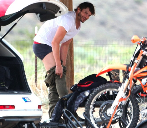 Ο Αστον Κούτσερ έβγαλε το παντελόνι του καταμεσής του δρόμου [εικόνες] | iefimerida.gr 5