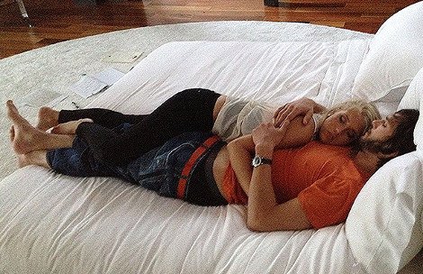 Με αυτή τη θεά ξανθιά Σουηδέζα απάτησε ο Κούτσερ την Μίλα Κούνις -Εδωσε φωτογραφία από τη νύχτα πάθους που πέρασαν [εικόνες] | iefimerida.gr 0