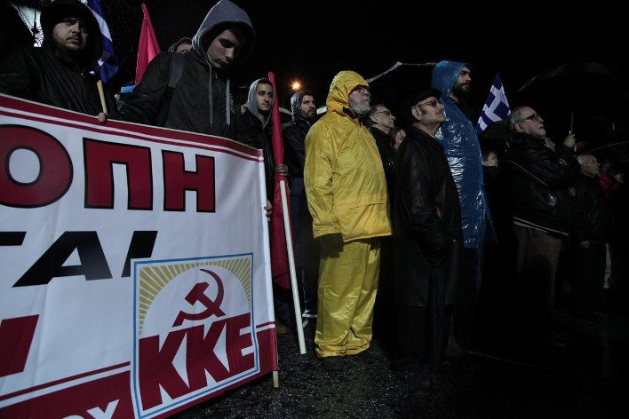Συλλαλητήριο του ΚΚΕ στο Σύνταγμα υπό βροχή κόντρα στη συμφωνία του Eurogroup [εικόνες] | iefimerida.gr 0