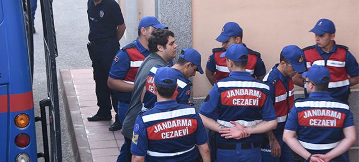 Βίντεο: Με χειροπέδες και ισχυρή αστυνομική παρουσία στο δικαστήριο οι 2 Ελληνες στρατιωτικοί | iefimerida.gr 0