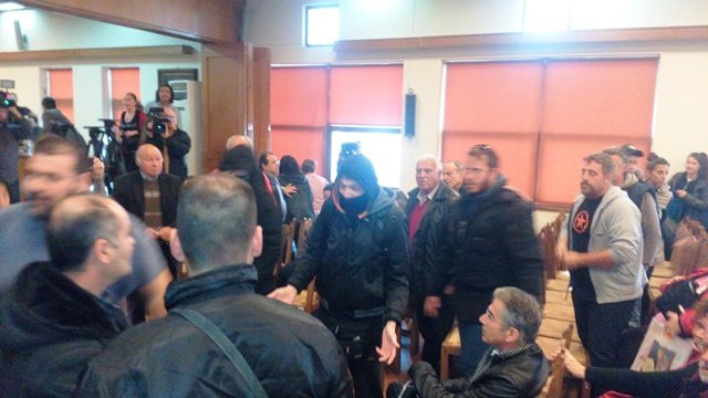 Ντου κουκουλοφόρων στο Δημοτικό Συμβούλιο Βόλου – Αιμόφυρτο στέλεχος της Χρυσής Αυγής [εικόνες] | iefimerida.gr 1