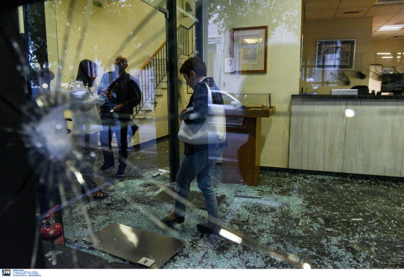 Αναρχική συλλογικότητα έκανε την επίθεση με σφυριά στα γραφεία συμβολαιογραφικού συλλόγου [εικόνες & βίντεο] | iefimerida.gr 3