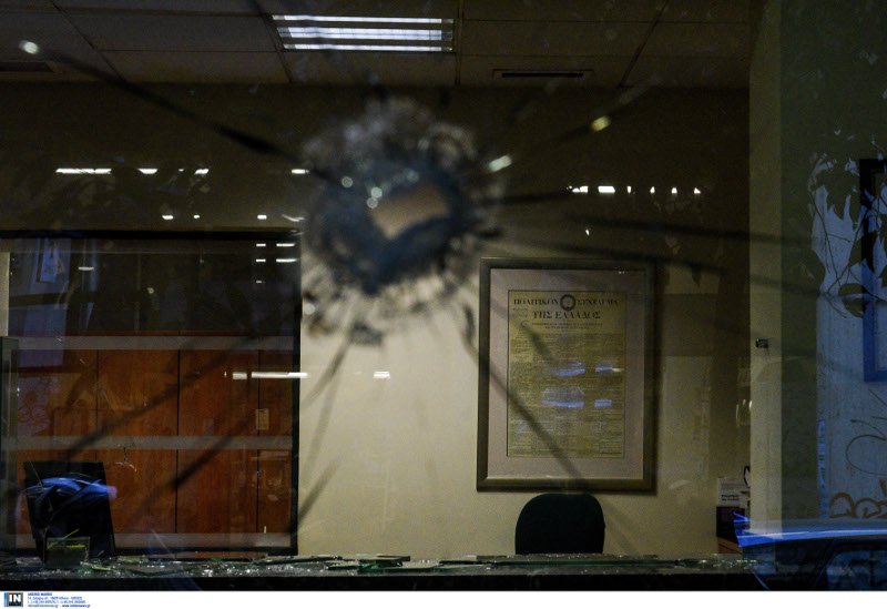 Αναρχική συλλογικότητα έκανε την επίθεση με σφυριά στα γραφεία συμβολαιογραφικού συλλόγου [εικόνες & βίντεο] | iefimerida.gr 4