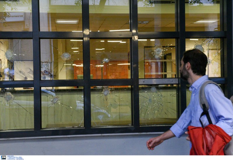 Αναρχική συλλογικότητα έκανε την επίθεση με σφυριά στα γραφεία συμβολαιογραφικού συλλόγου [εικόνες & βίντεο] | iefimerida.gr 6