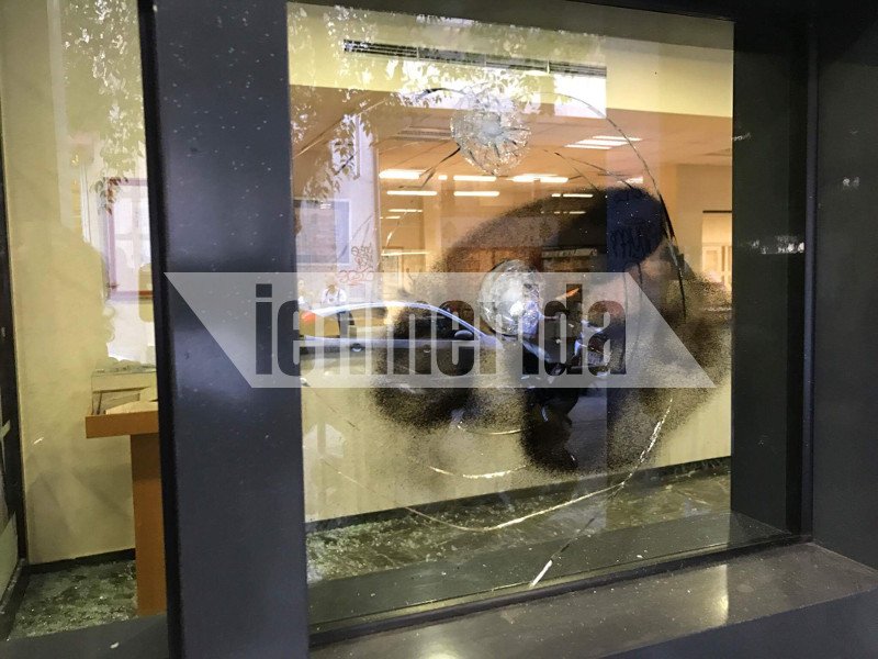 Αναρχική συλλογικότητα έκανε την επίθεση με σφυριά στα γραφεία συμβολαιογραφικού συλλόγου [εικόνες & βίντεο] | iefimerida.gr 2