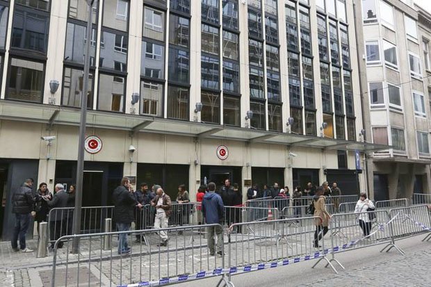 Οπαδοί του Ερντογάν μαχαίρωσαν τρεις Κούρδους στις Βρυξέλλες [εικόνες & βίντεο] | iefimerida.gr 1