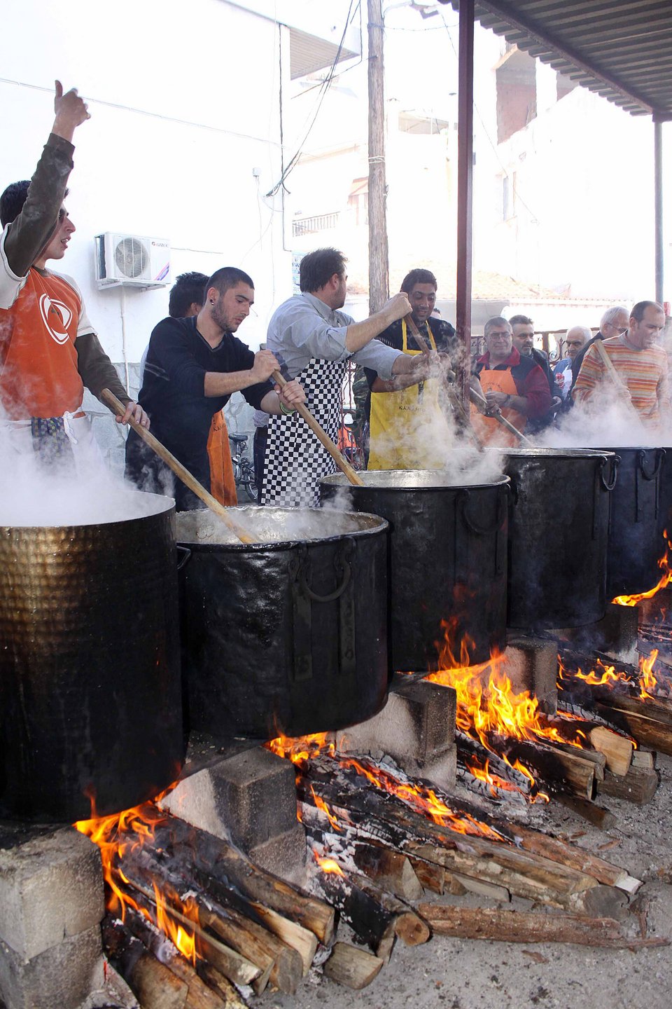 Στήθηκαν τα καζάνια στη Δράμα -Αναβιώνει το έθιμο του Κουρμπανιού για τον Αγιο Αθανάσιο [εικόνες] | iefimerida.gr 0