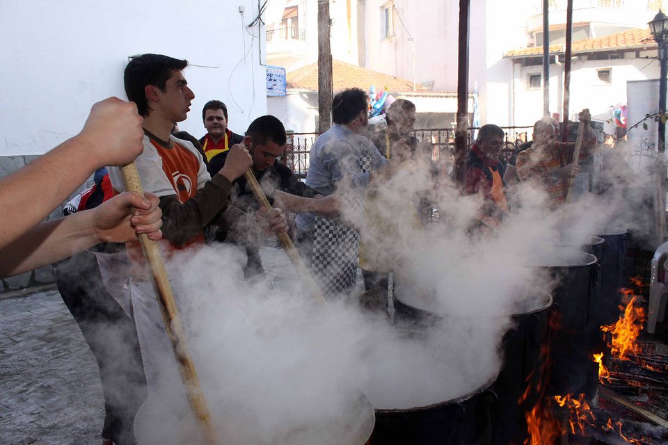 Στήθηκαν τα καζάνια στη Δράμα -Αναβιώνει το έθιμο του Κουρμπανιού για τον Αγιο Αθανάσιο [εικόνες] | iefimerida.gr 2