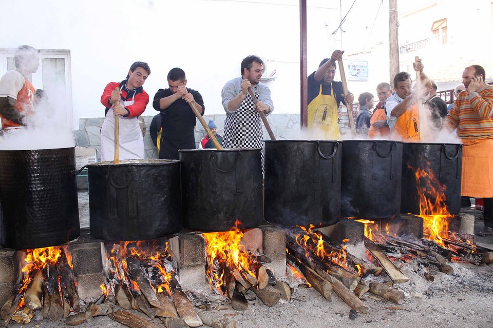 Στήθηκαν τα καζάνια στη Δράμα -Αναβιώνει το έθιμο του Κουρμπανιού για τον Αγιο Αθανάσιο [εικόνες] | iefimerida.gr 1