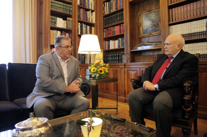 Ο Κουτσούμπας έβαλε γραβάτα για να πάει στον Παυλόπουλο [εικόνες] | iefimerida.gr 2