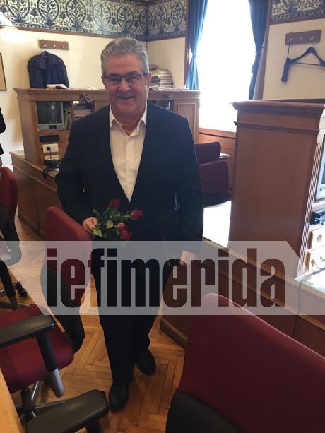 Κόκκινα τριαντάφυλλα στις δημοσιογράφους της Βουλής μοίρασε ο Κουτσούμπας [εικόνα] | iefimerida.gr 0