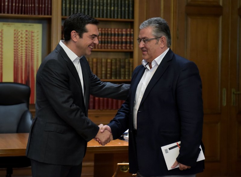 O Κουτσούμπας είδε τον Τσίπρα για το μνημόνιο και ...του χάρισε βιβλίο [εικόνες] | iefimerida.gr 0