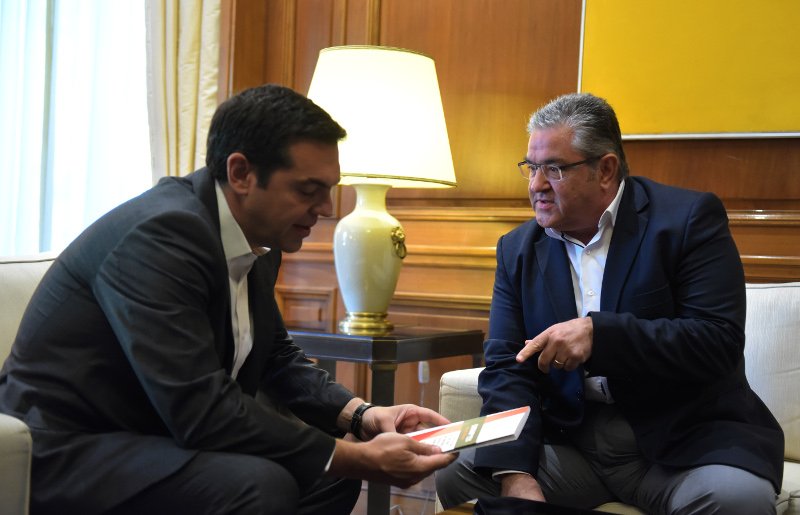 O Κουτσούμπας είδε τον Τσίπρα για το μνημόνιο και ...του χάρισε βιβλίο [εικόνες] | iefimerida.gr 2