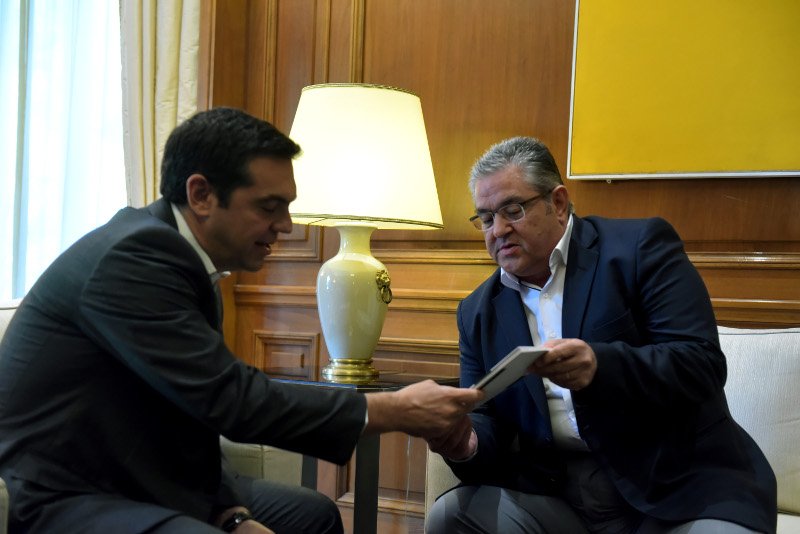 O Κουτσούμπας είδε τον Τσίπρα για το μνημόνιο και ...του χάρισε βιβλίο [εικόνες] | iefimerida.gr 1