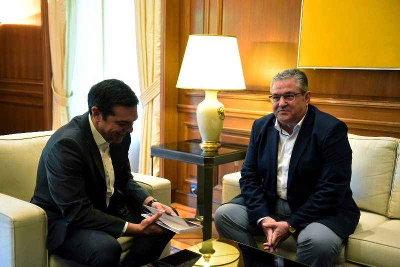 O Κουτσούμπας είδε τον Τσίπρα για το μνημόνιο και ...του χάρισε βιβλίο [εικόνες] | iefimerida.gr 3