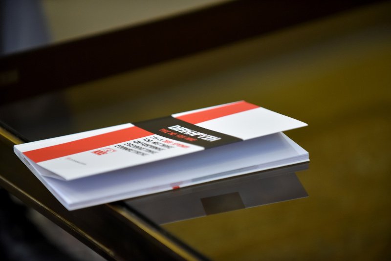 O Κουτσούμπας είδε τον Τσίπρα για το μνημόνιο και ...του χάρισε βιβλίο [εικόνες] | iefimerida.gr 4