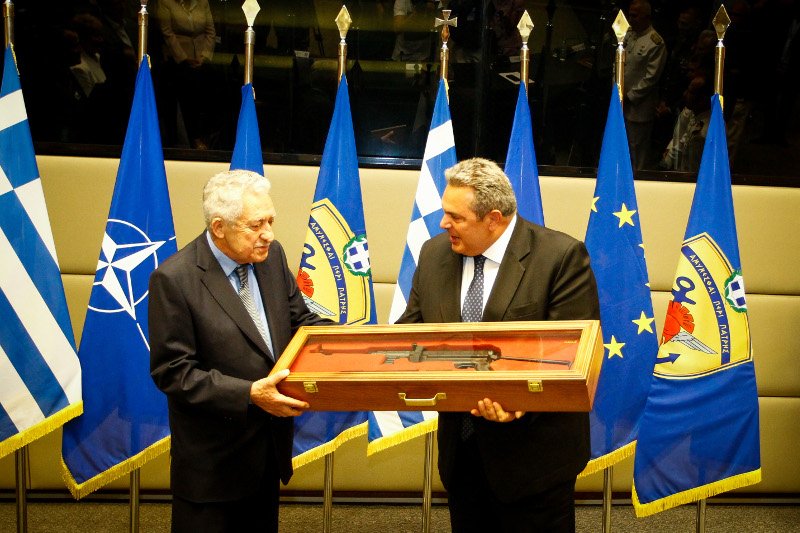 Ο Πάνος Καμμένος κάνει πλάκα στον Κουβέλη -Του χάρισε καλάσνικωφ για αποχαιρετιστήριο δώρο | iefimerida.gr 0