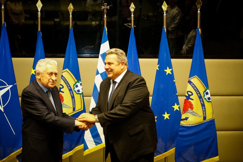 Ο Πάνος Καμμένος κάνει πλάκα στον Κουβέλη -Του χάρισε καλάσνικωφ για αποχαιρετιστήριο δώρο | iefimerida.gr 2