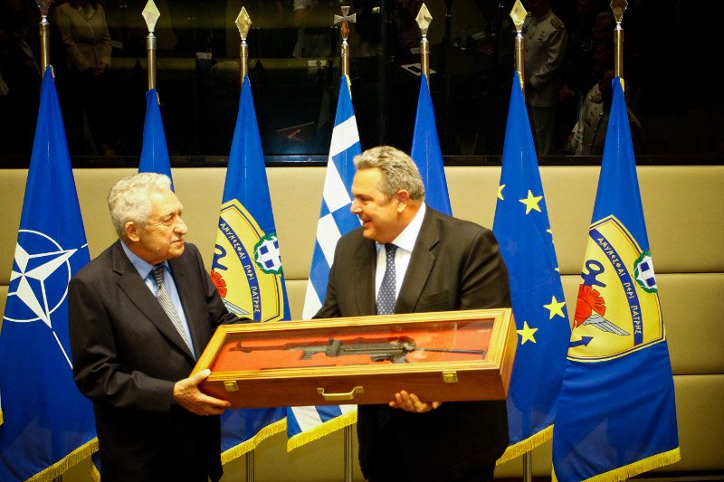 Ο Πάνος Καμμένος κάνει πλάκα στον Κουβέλη -Του χάρισε καλάσνικωφ για αποχαιρετιστήριο δώρο | iefimerida.gr 1
