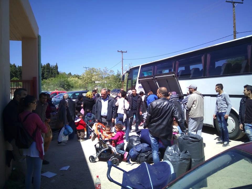 Κοζάνη: Αναχωρούν για Θεσσαλονίκη 229 Σύροι προσφυγές -Με δάκρυα τους αποχαιρέτησαν οι κάτοικοι [εικόνα] | iefimerida.gr 0